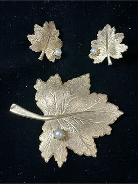 Sarah Coventry Whispering Leaf Brooch Earring Set 1810